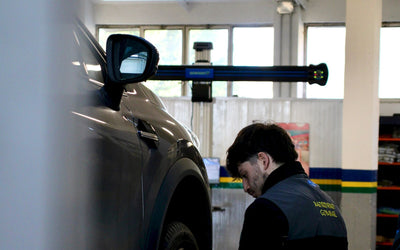 Technician running a 3D wheel alignment
